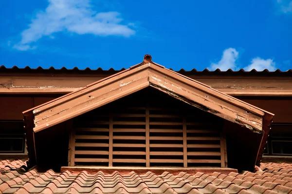 Common Mistakes to Avoid When Hiring Roof Replacement Services